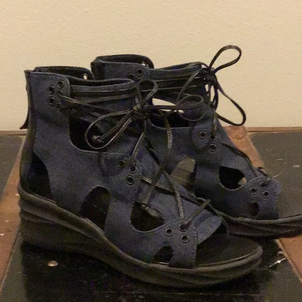 NWOT Elie Tahari Super Cute Jean and black Sandals